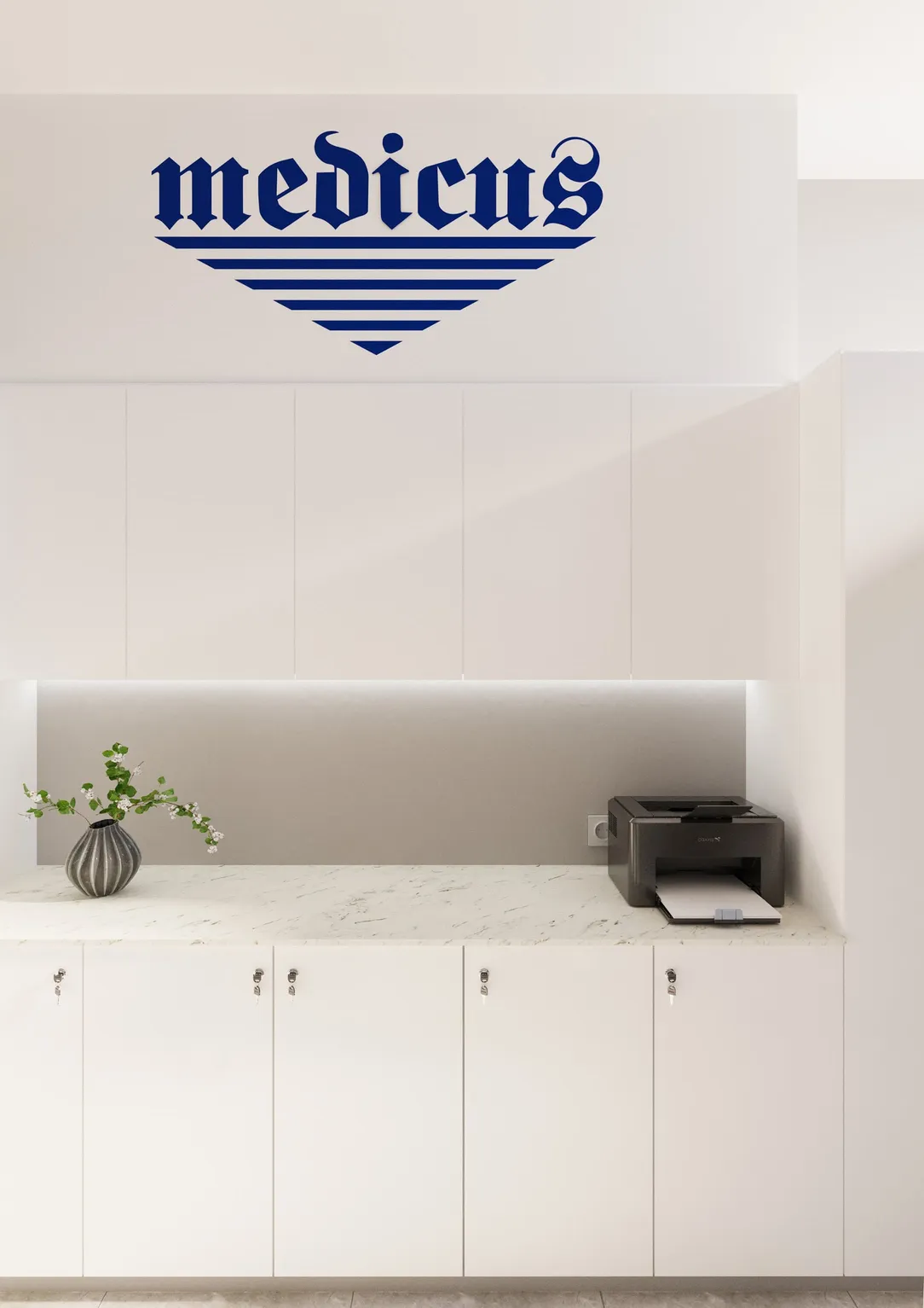 Nowoczesna minimalistyczna recepcja z białymi ścianami, białym biurkiem i dużym logo "Medicus".