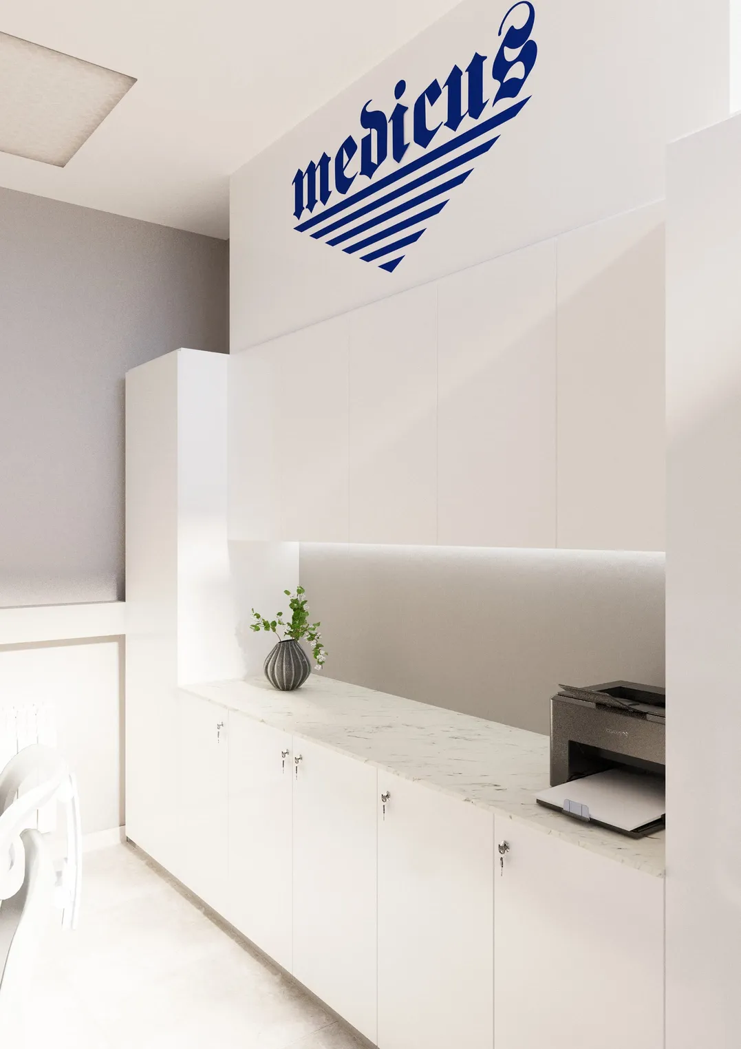Nowoczesne minimalistyczne biuro z białymi ścianami, białym biurkiem i dużym logo "Medicus".