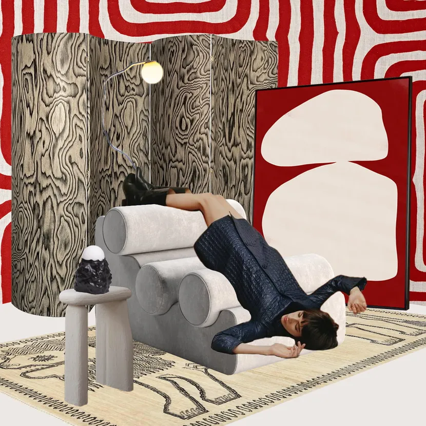 Surrealistyczne wnętrze z młodą kobietą na awangardowym fotelu, drewnianą konstrukcją, rzeźbiarską lampą i czerwono-białym pasiastym tłem.